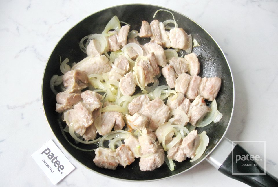 Свиная грудинка с грибами в соусе - Шаг 5