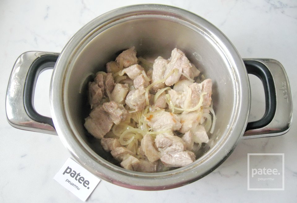 Свиная грудинка с грибами в соусе - Шаг 6