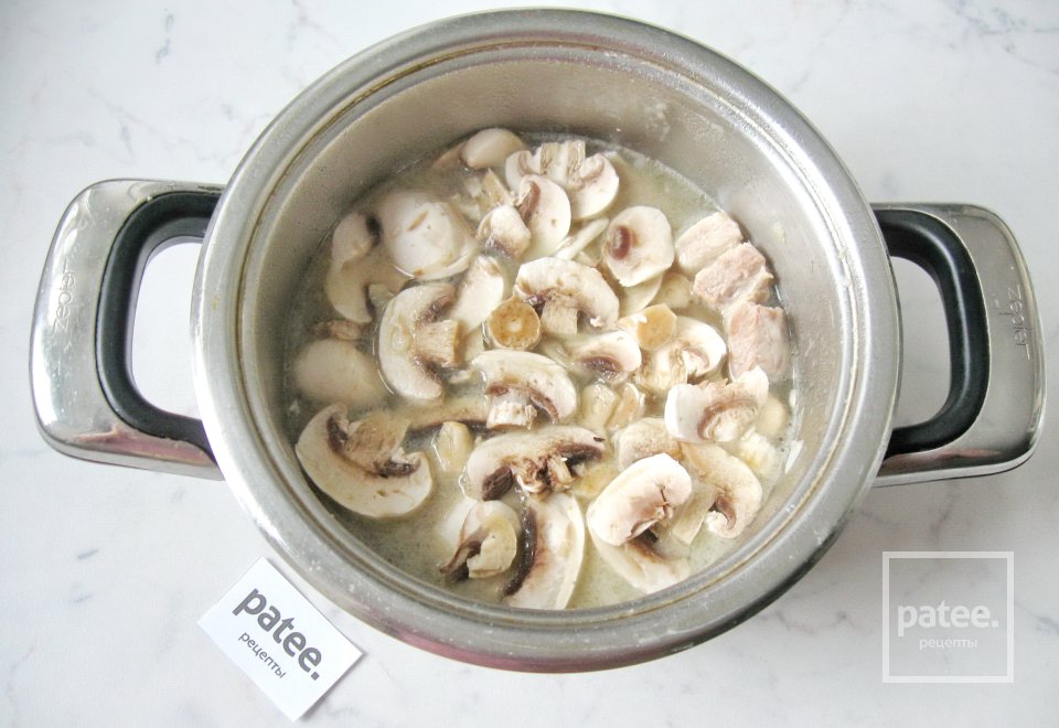 Свиная грудинка с грибами в соусе - Шаг 8