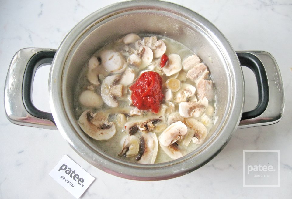 Свиная грудинка с грибами в соусе - Шаг 9