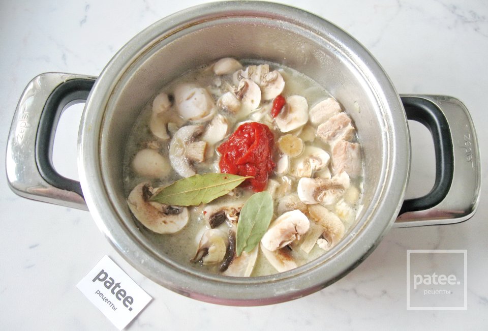 Свиная грудинка с грибами в соусе - Шаг 10