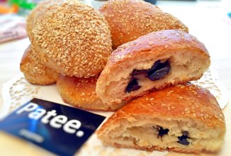 Турецкие булочки с оливками и кунжутом