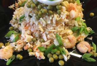 Рис "Восточный экспресс" с крабом, креветками и яйцом