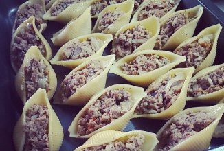Фаршированные, итальянские ракушки под соусом бешамель