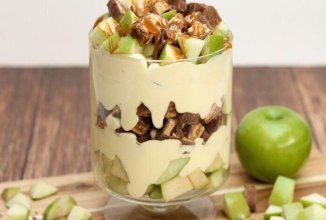 Быстрый десерт с яблоком и сникерсом