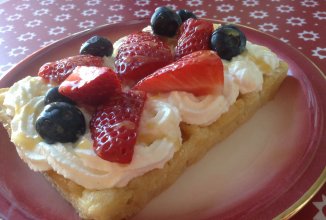 Вафли с кремом и ягодами