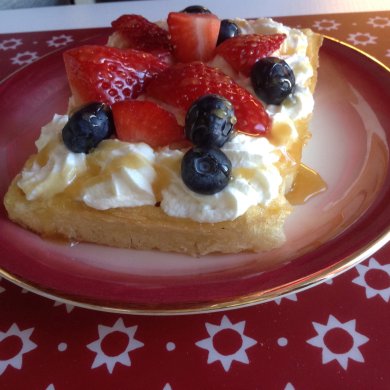 Вафли с кремом и ягодами - Шаг 1