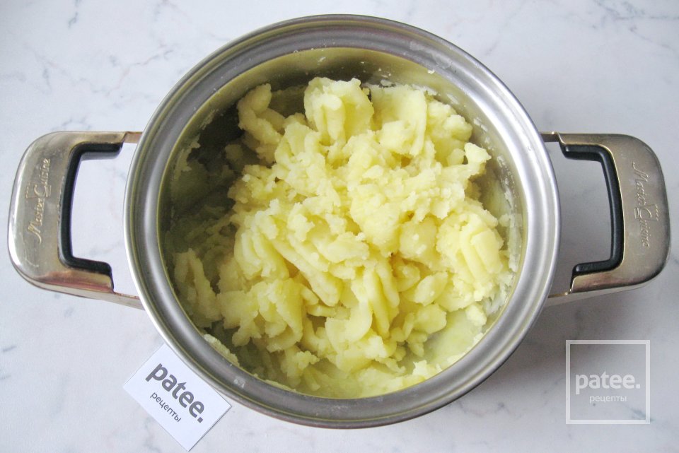 Пирожки с картофелем, курицей и луком - Шаг 7