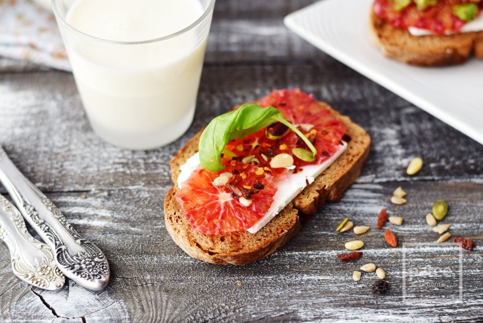 Бутерброд с фетой и красным апельсином - Шаг 12