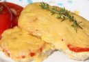 Свинина , запечённая с помидорами и сыром .