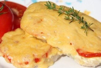 Свинина , запечённая с помидорами и сыром .