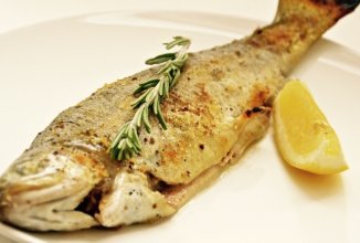 Радужная форель , запечённая с лимоном и розмарином.