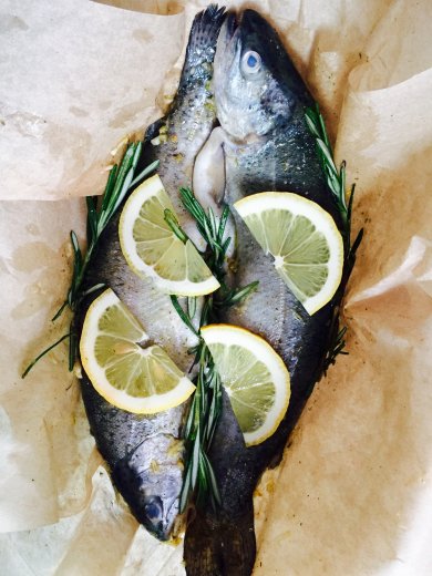 Радужная форель , запечённая с лимоном и розмарином. - Шаг 3