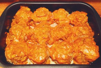 Тефтели с рисом и сливочной подливкой в духовке