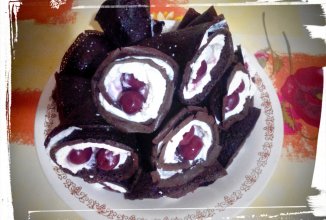 Рожки из шоколадных блинов с творогом и вишнями