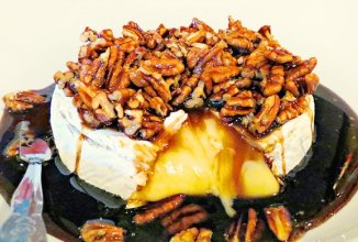 Сыр бри, запеченный с орехами и медом