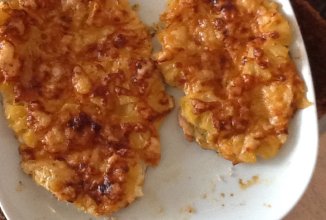 Курица, запеченная с ананасами под сырным кляпом