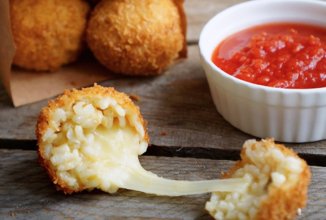 Аранчини из ризотто с сыром