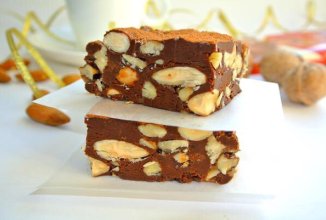 Шоколадный фадж с миндалем и грецкими орехами