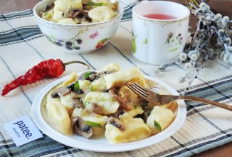 Ленивые вареники из картофеля с луком и грибами