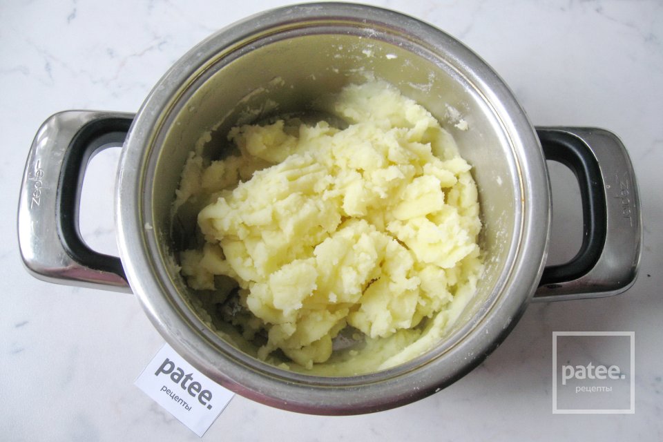 Ленивые вареники из картофеля с луком и грибами - Шаг 4