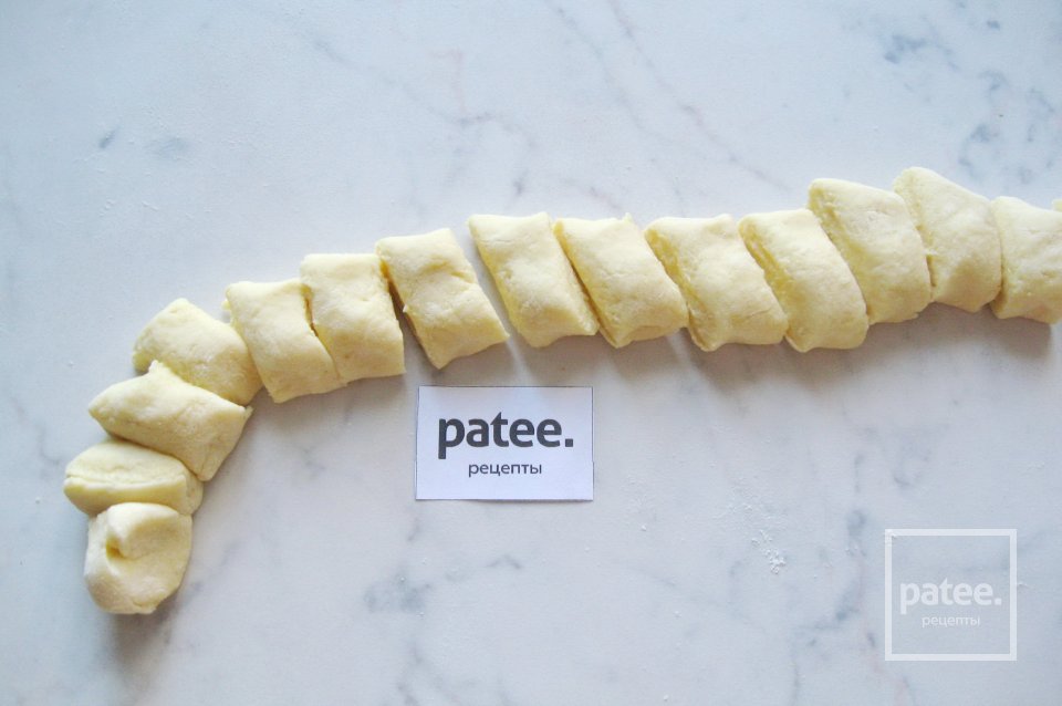 Ленивые вареники из картофеля с луком и грибами - Шаг 9