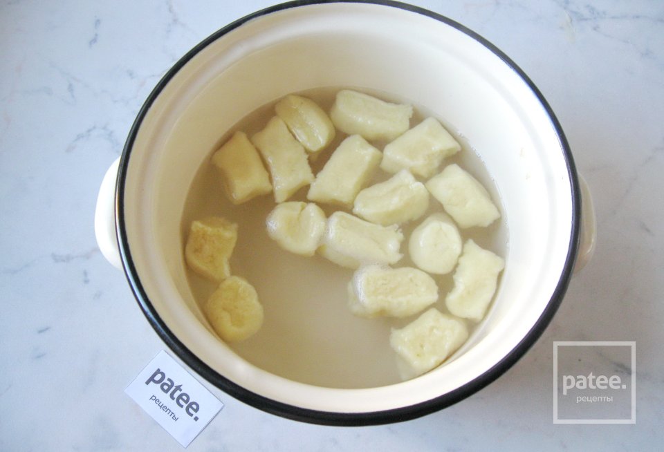 Ленивые вареники из картофеля с луком и грибами - Шаг 10