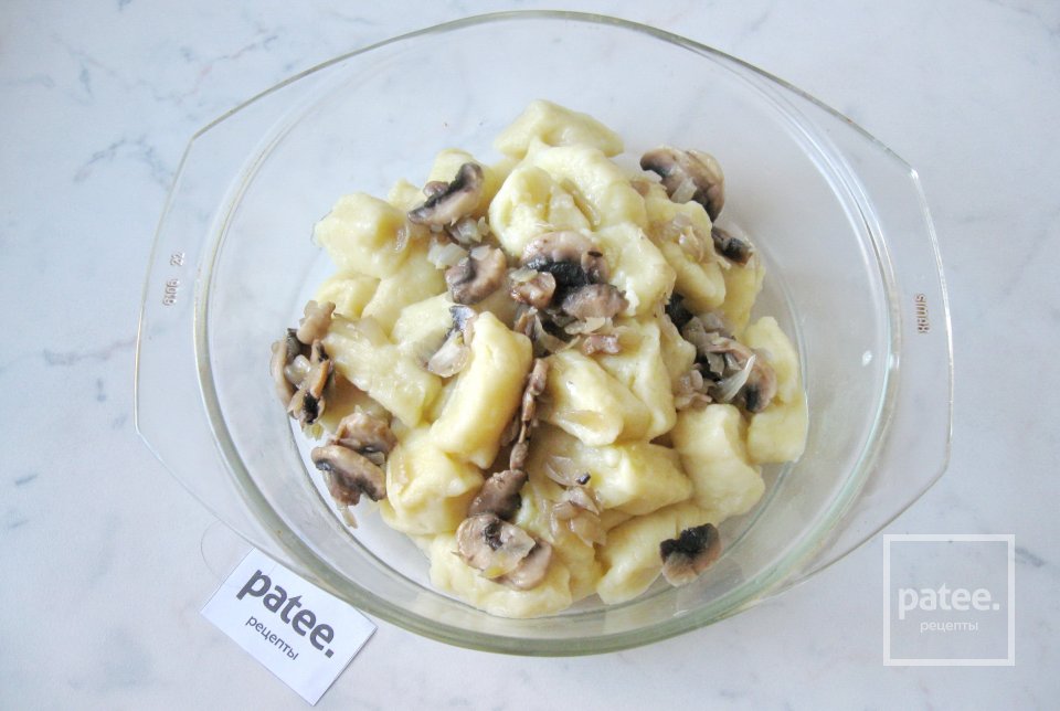 Ленивые вареники из картофеля с луком и грибами - Шаг 15