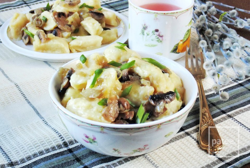 Ленивые вареники из картофеля с луком и грибами - Шаг 16