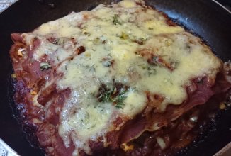 Мясная лазанья с брынзой и зеленью