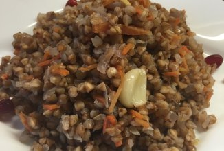 Рассыпчатая гречка с чесноком и морковью