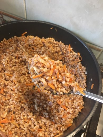 Рассыпчатая гречка с чесноком и морковью - Шаг 5