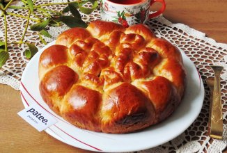 Пирог из булочек с черничным джемом