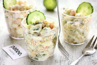 Салат с копчёным кальмаром и кукурузой