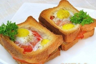 Горячие бутерброды с окороком, помидорами и яйцами