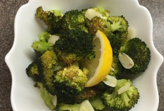 Хрустящая капуста брокколи с чесноком и лимоном.