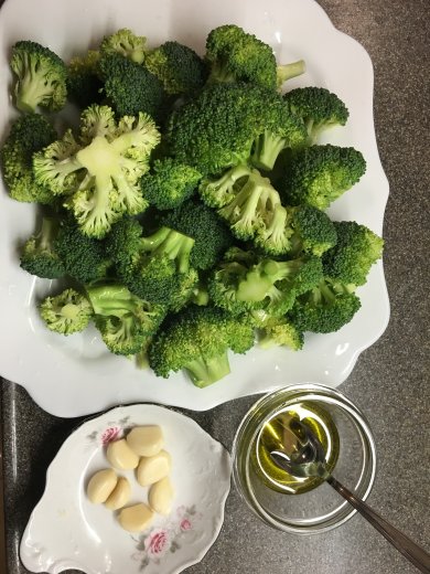Хрустящая капуста брокколи с чесноком и лимоном. - Шаг 1