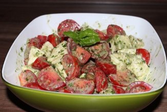 Салат с моцареллой и помидорами .