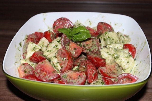 Салат с моцареллой и помидорами .