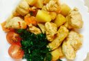 Картофель с курицей , тушенный в томате .