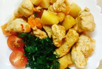Картофель с курицей , тушенный в томате .