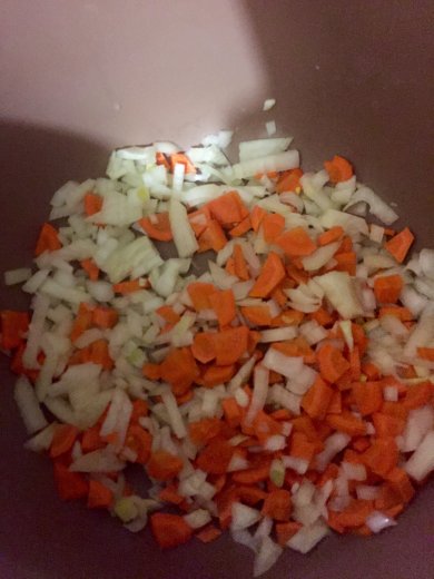 Картофель с курицей , тушенный в томате . - Шаг 1