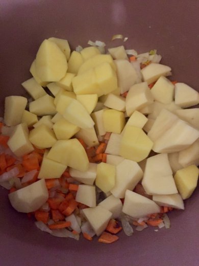 Картофель с курицей , тушенный в томате . - Шаг 2