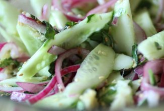 Огуречный салат с имбирно-чесночной заправкой