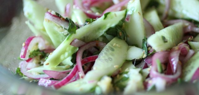 Огуречный салат с имбирно-чесночной заправкой