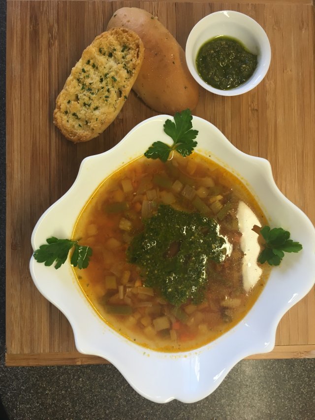 Вкуснейший итальянский овощной суп минестроне с песто.