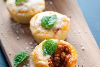 Фаршированные кексики из поленты с сыром и Итальянскими сосисками.