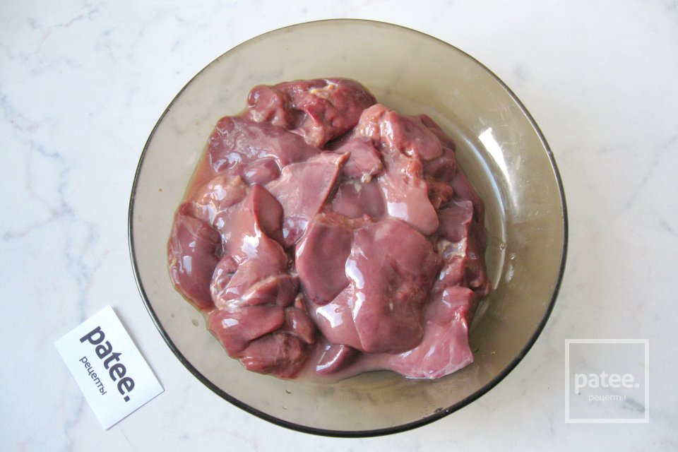 Куриная печень с яблоками в вине - Шаг 2