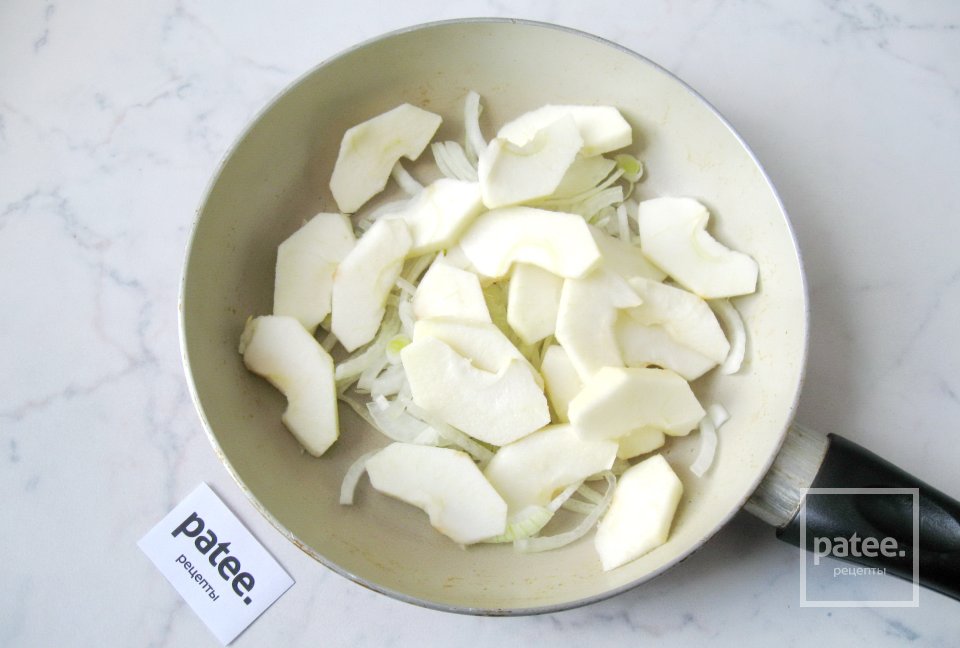 Куриная печень с яблоками в вине - Шаг 7