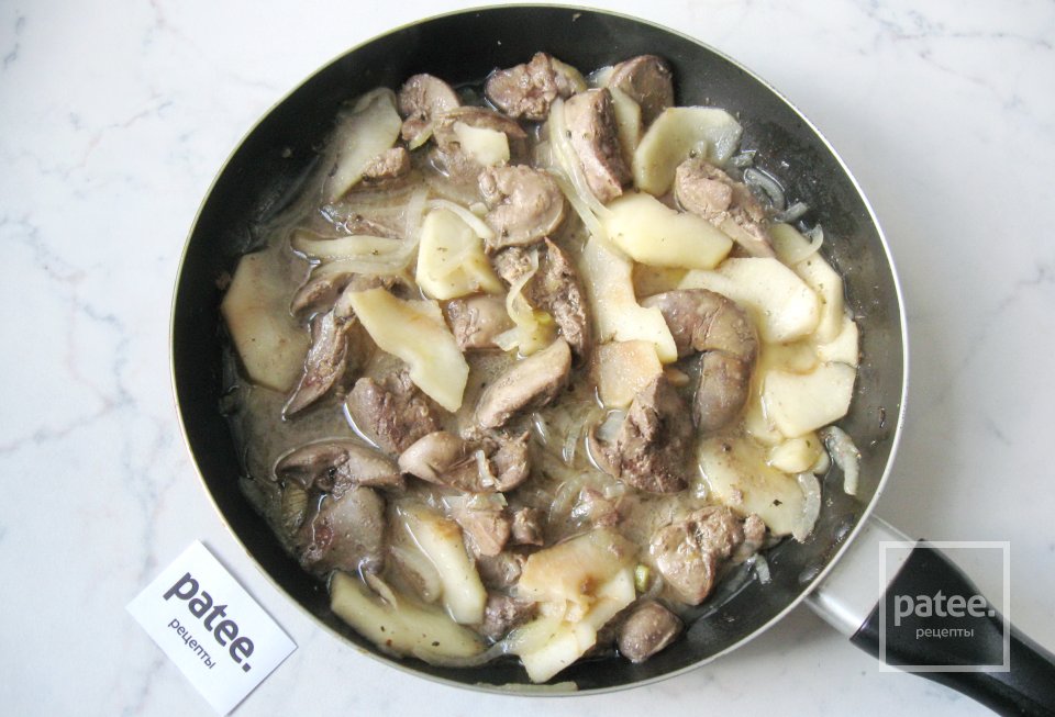 Куриная печень с яблоками в вине - Шаг 11